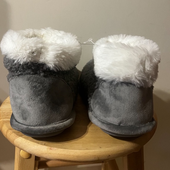 Gray and white boucle and faux fur plush bootie slippers NWT - Picture 5 of 5